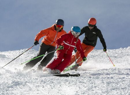 Bild: Gruppe beim Skifahren lernen