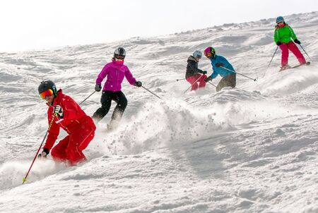 Bild: Gruppe beim Skifahren lernen