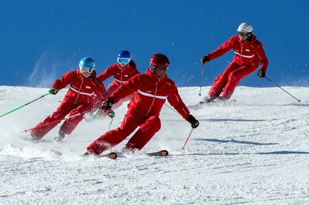 Bild: Gruppe beim Skifahren lernen