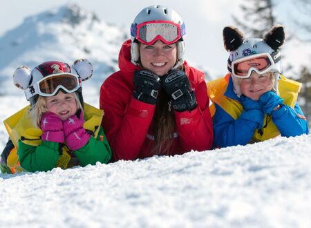 Bild: Gruppe beim Skifahren lernen
